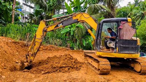 how to dig with a mini excavator|mini excavator training for beginner.